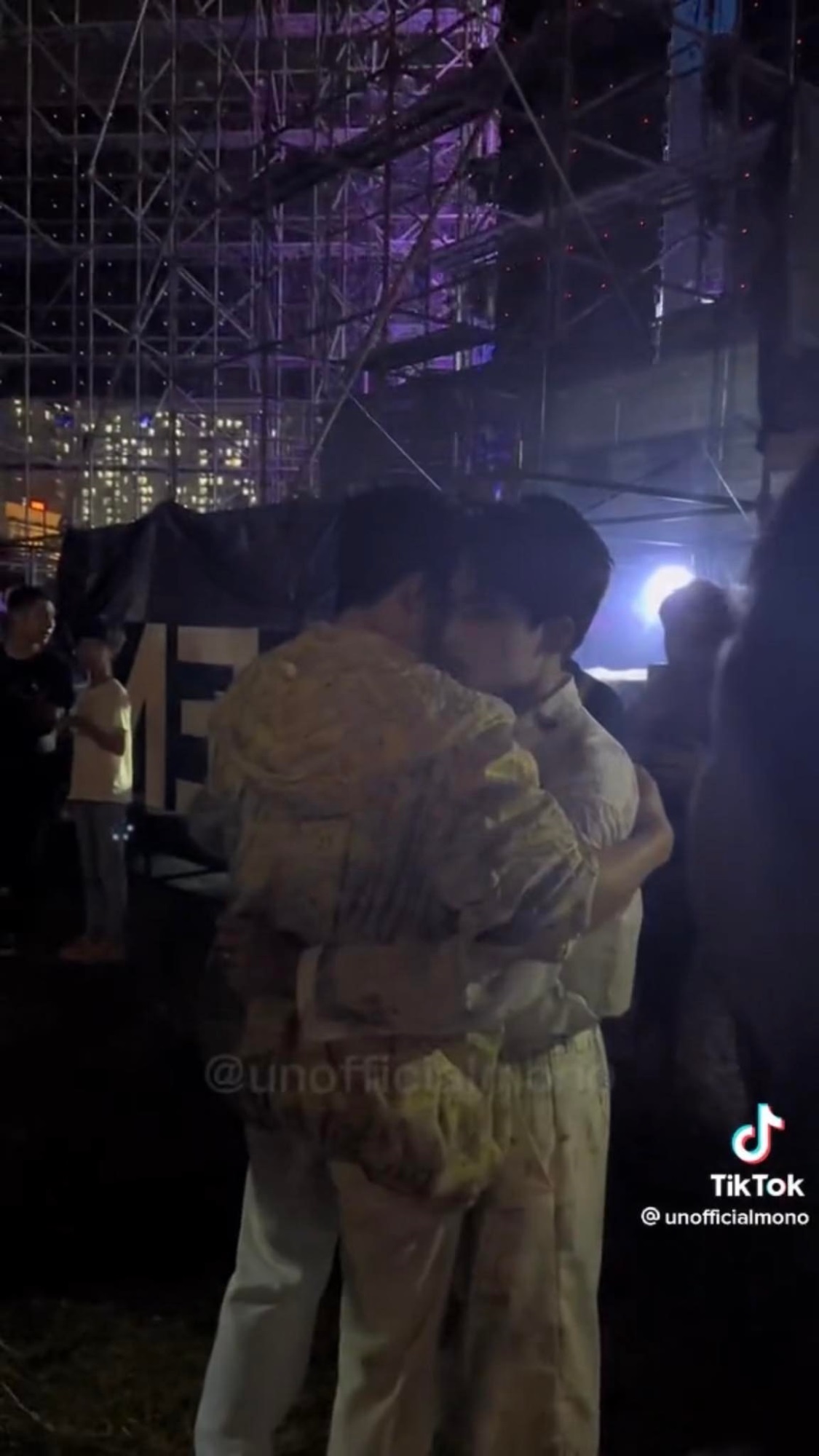 Vắng mặt trong ngày vui Hari Won, Trấn Thành ôm chặt MONO trong hậu trường một show diễn - Ảnh 2