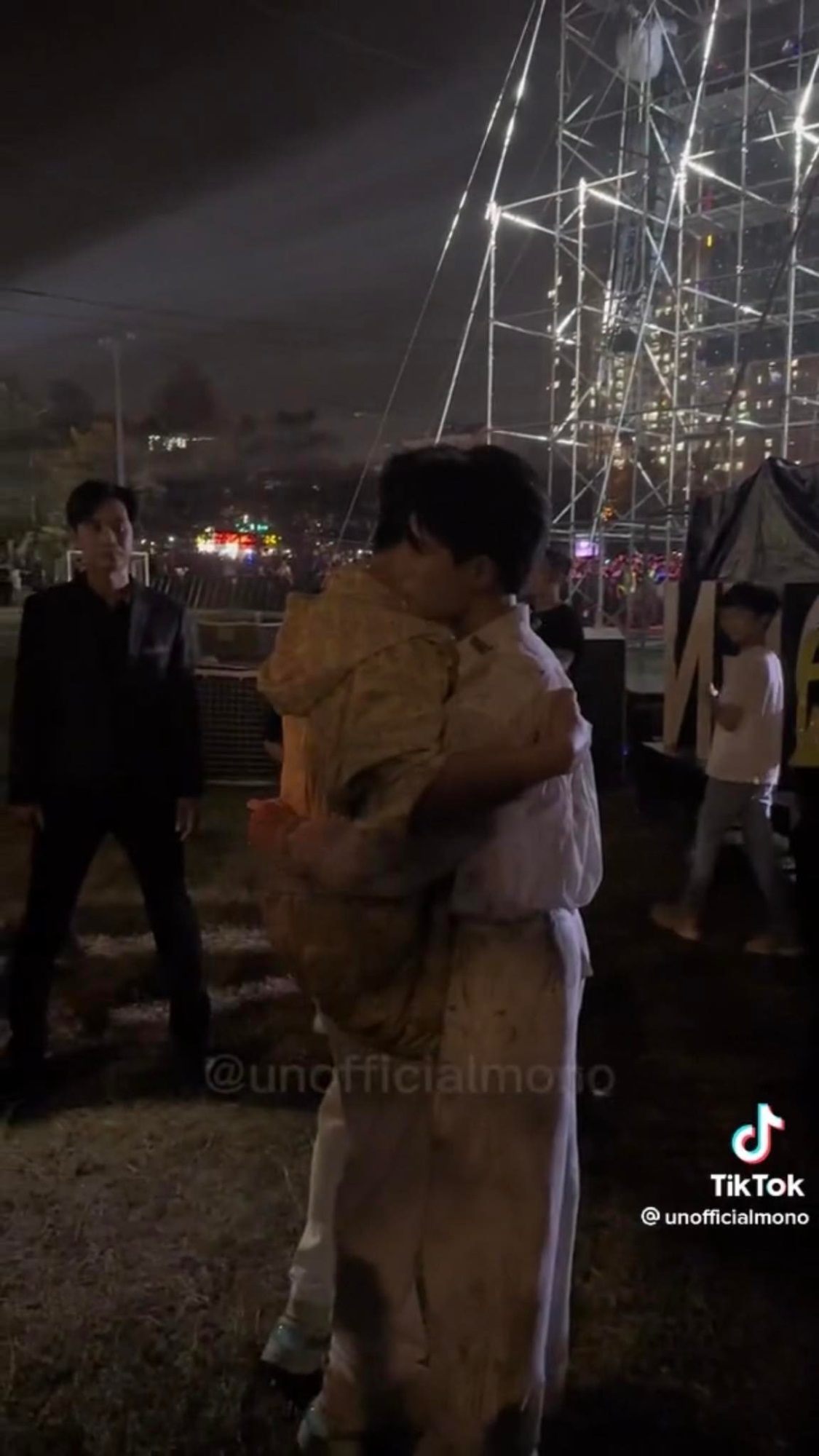 Vắng mặt trong ngày vui Hari Won, Trấn Thành ôm chặt MONO trong hậu trường một show diễn - Ảnh 3
