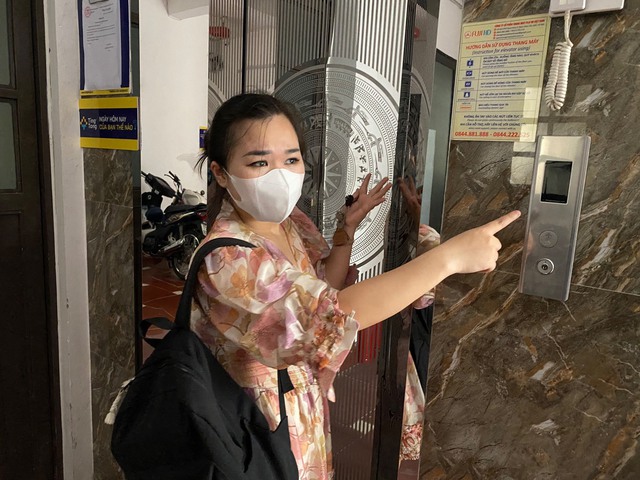 Hà Nội: Cắt điện bất ngờ, một phụ nữ mắc kẹt cả giờ đồng hồ trong thang máy - Ảnh 1