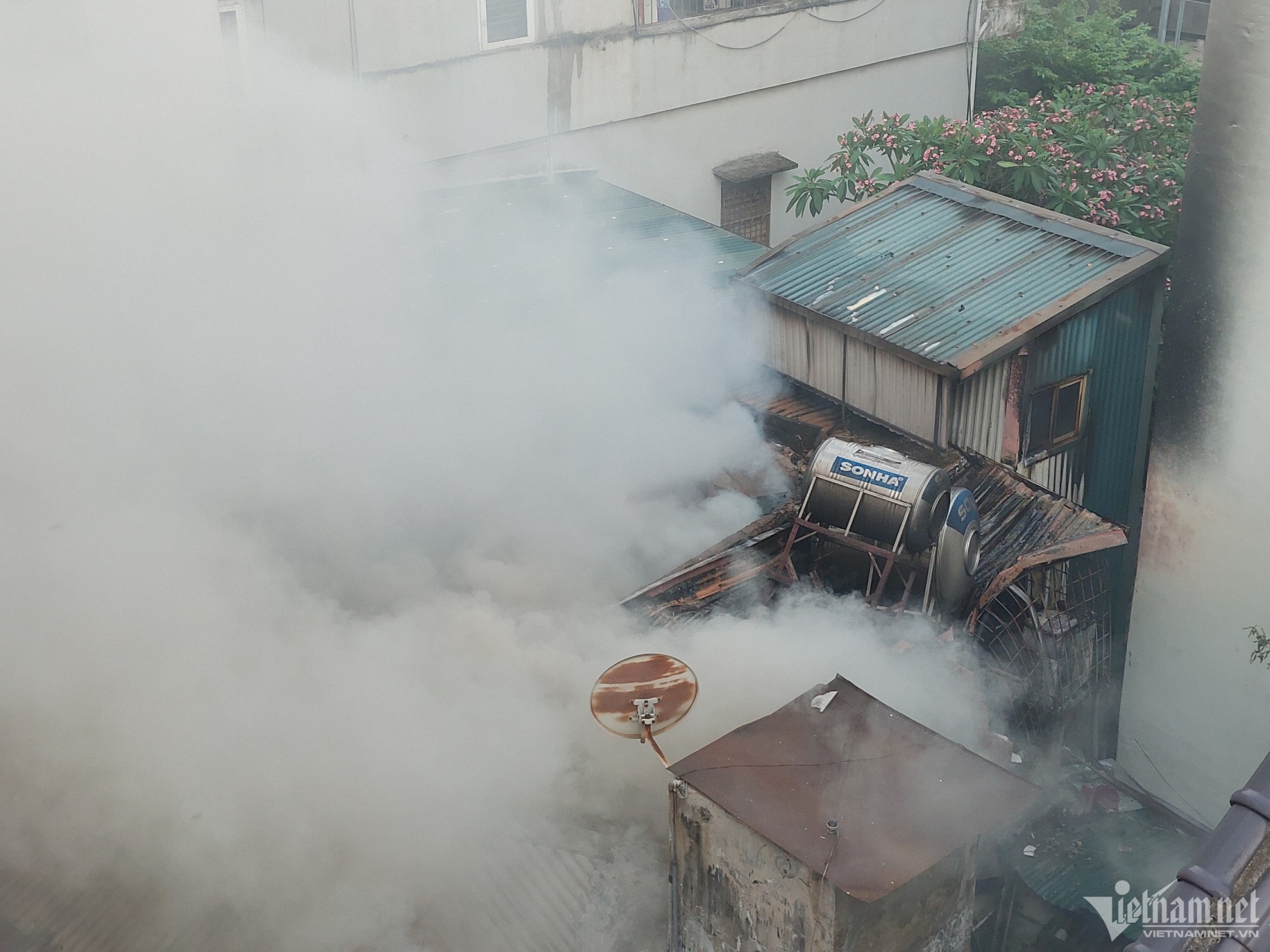 Hiện trường vụ nhà 2 tầng trong ngõ sâu ở Hà Nội bốc cháy ngùn ngụt - Ảnh 3