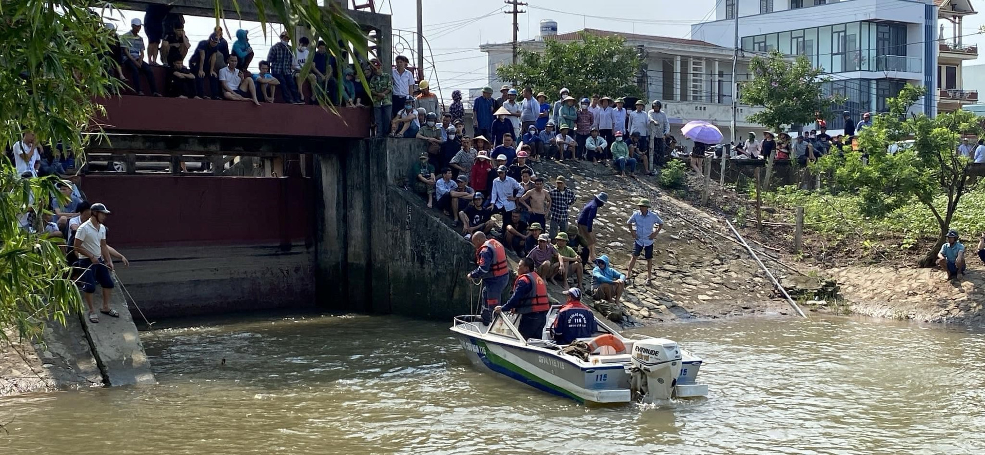 Tìm thấy thi thể 2 vợ chồng xấu số bị lật thuyền đánh cá trên sông ở Nam Định - Ảnh 1