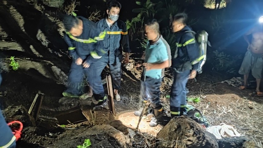 Hàng chục cảnh sát xuyên đêm xuống giếng hoang tìm bé trai nghi mất tích ở Đồng Nai - Ảnh 2