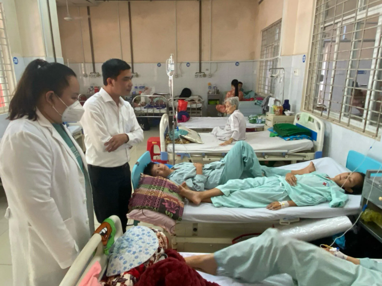 Nạn nhân ngộ độc thực phẩm sau ăn bánh mì ở Đồng Nai đã tăng lên 529 ca nhập viện - Ảnh 1