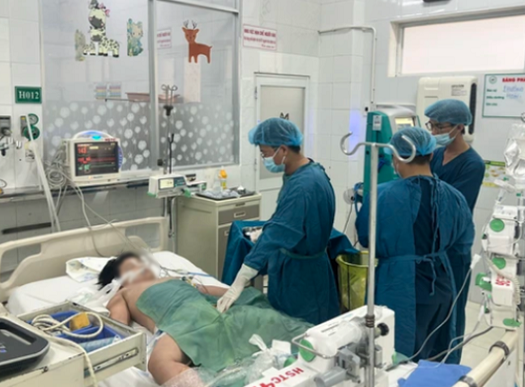 Số ca nhập viện trong vụ ngộ độc bánh mỳ ở Đồng Nai tăng lên 555, 1 bệnh nhi ngưng tim - Ảnh 1