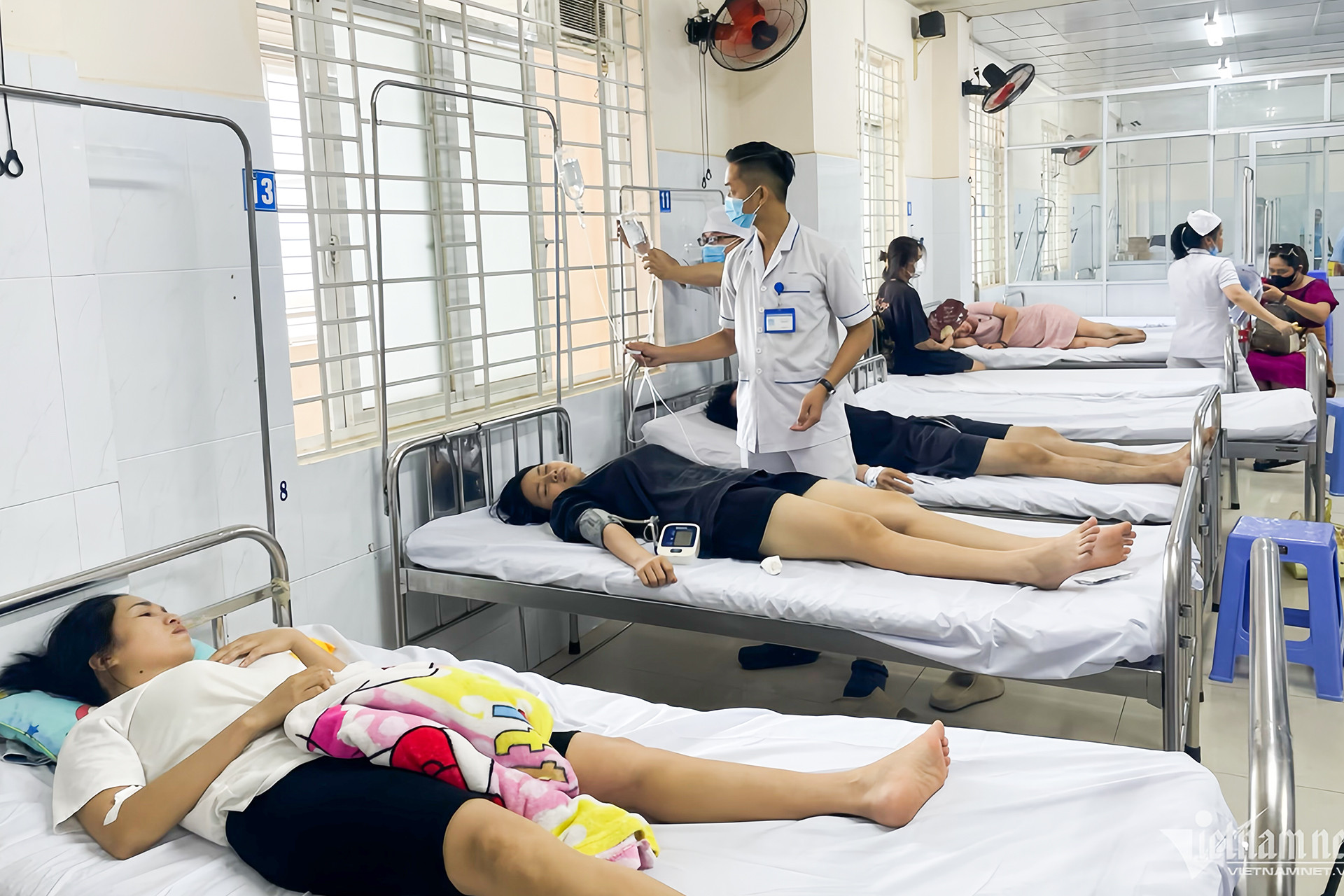 Vụ gần 500 người ngộ độc sau khi ăn bánh mì ở Đồng Nai: 7 người phải điều trị hồi sức tích cực, 2 bệnh nhi phải lọc máu - Ảnh 1