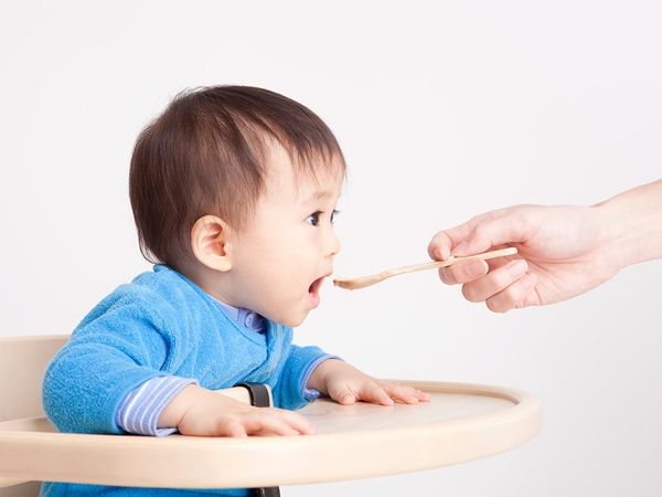 Cho trẻ 4 tháng tuổi ăn dặm như thế nào mới là chuẩn khoa học? ảnh 1