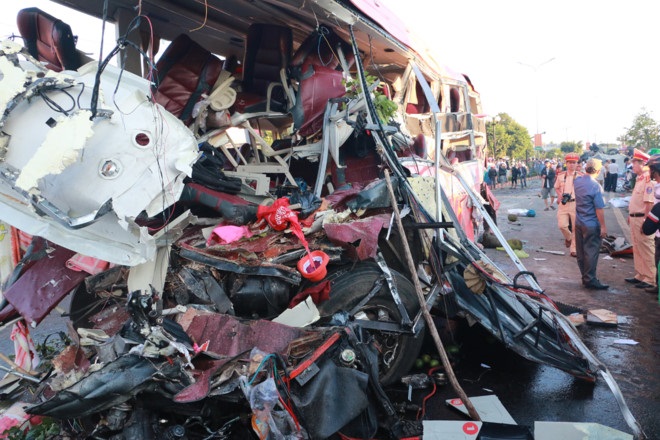 10 người chết, 24 người bị thương sau khi ôtô tải đối đầu xe khách - Ảnh 1
