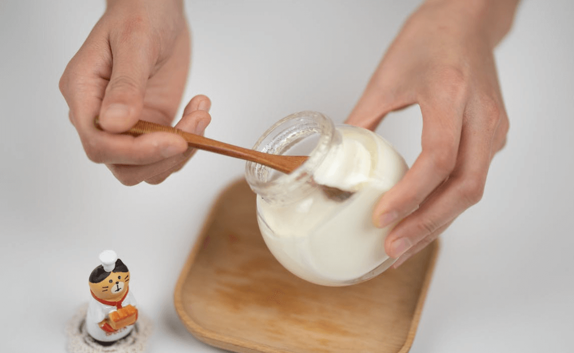 Món ăn healthy: Cách làm sữa chua Hy Lạp trắng muốt, đặc và dẻo quánh như kem - Ảnh 1