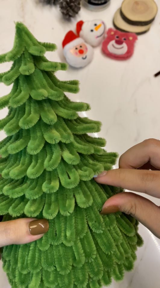 Mẹ 9x ở Hà Nội chỉ cách làm cây thông Noel bằng kẽm nhung chưa đến 100k đang siêu 'hot' - Ảnh 3