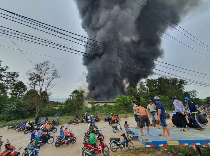 Cháy lớn ở Khu công nghiệp Nhơn Bình, khỏi lửa bốc lên ngùn ngụt - Ảnh 3