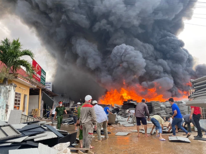 Cháy lớn ở Khu công nghiệp Nhơn Bình, khỏi lửa bốc lên ngùn ngụt - Ảnh 2