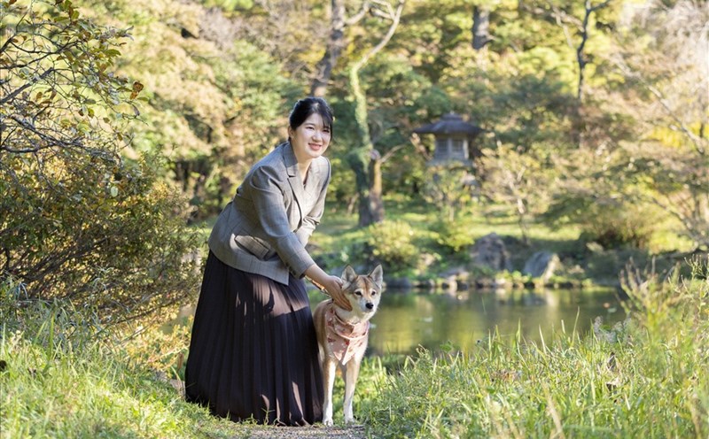 Bắt gặp công chúa Aiko lần đầu đi dạo trong khuôn viên một trường Đại học với diện mạo gây chú ý - Ảnh 3