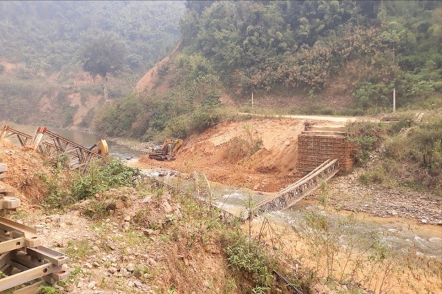 Cầu sắt thủy điện Lai Châu sập, khiến 2 người bị thương nặng, 1 công nhân tử vong tại chỗ - Ảnh 1