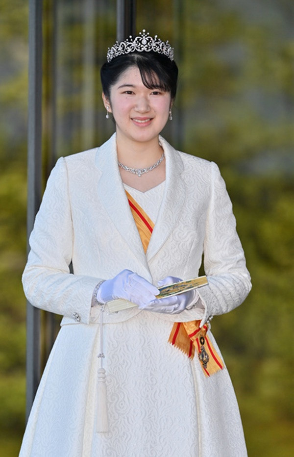 Bắt gặp công chúa Aiko lần đầu đi dạo trong khuôn viên một trường Đại học với diện mạo gây chú ý - Ảnh 5