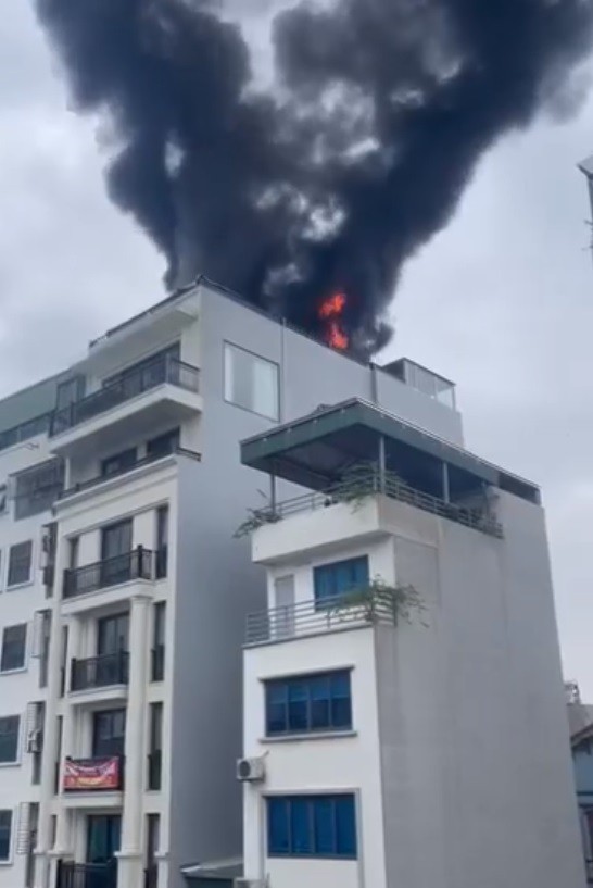 Cháy nhà 7 tầng ở Thanh Xuân, Hà Nội: Cột khói cuồn cuộn bốc lên cao hàng chục mét - Ảnh 2