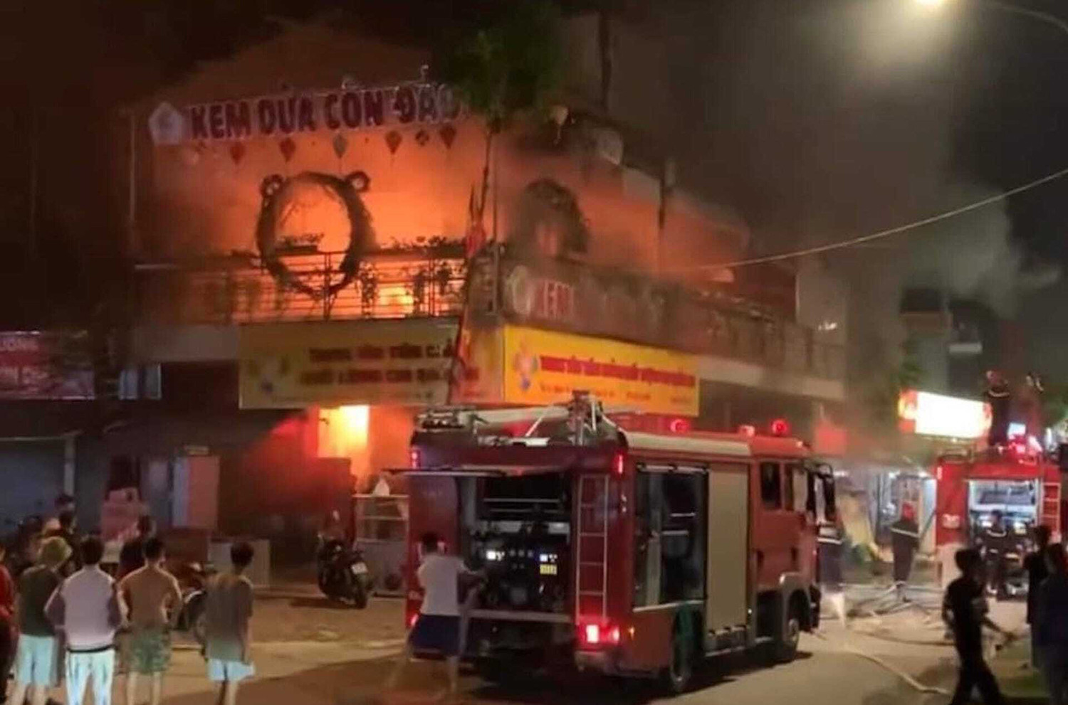 Cháy nhà 7 tầng ở Thanh Xuân, Hà Nội: Cột khói cuồn cuộn bốc lên cao hàng chục mét - Ảnh 3