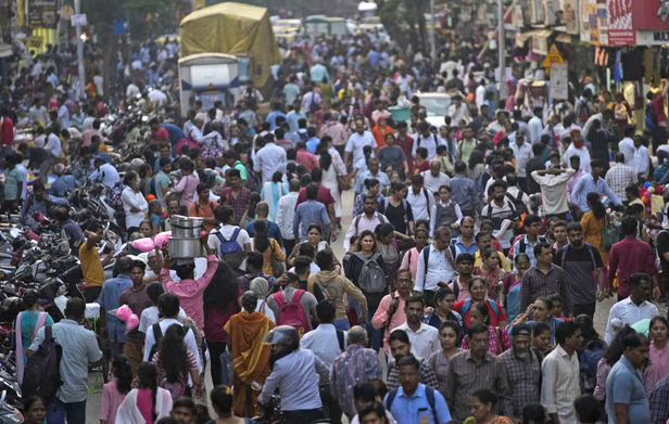 Bị Ấn Độ 'vượt mặt' dân số, Trung Quốc sắp mất danh hiệu 'quốc gia đông dân nhất thế giới' - Ảnh 1