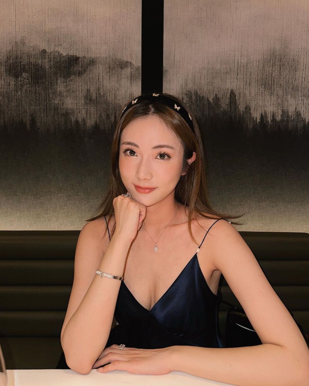 Top 10 Miss Hong Kong 2019 Thái Gia Hân bị chỉ trích khi 'tôn thờ' đồng tiền, dựa hơi chồng sắp cưới - Ảnh 4
