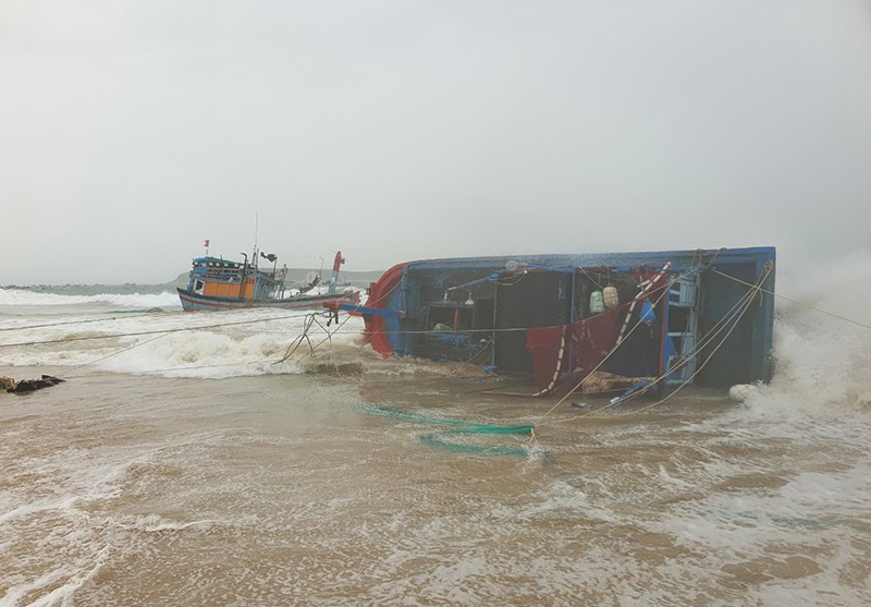 Mưa lớn trái mùa ở Miền Trung làm 2 người mất tích, 167 thuyền chìm, hư hỏng - Ảnh 1