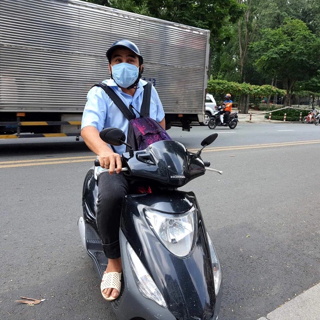 Ấm lòng hình ảnh MC Quyền Linh đi xe máy, đeo balo mang 2,2 tỷ đồng trực tiếp quyên góp vào quỹ mua vaccine Covid-19 cho người nghèo - Ảnh 2