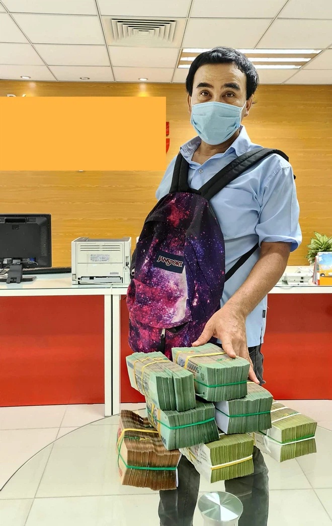 Ấm lòng hình ảnh MC Quyền Linh đi xe máy, đeo balo mang 2,2 tỷ đồng trực tiếp quyên góp vào quỹ mua vaccine Covid-19 cho người nghèo - Ảnh 5