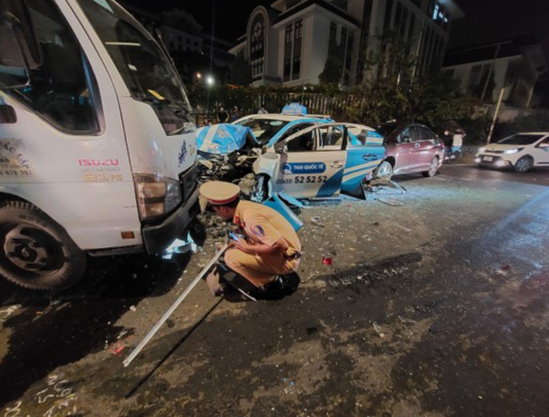 Hiện trường vụ tai nạn liên hoàn trên đèo Mimosa: Ô tô con tông vào taxi rồi tông tiếp vào xe tải - Ảnh 3