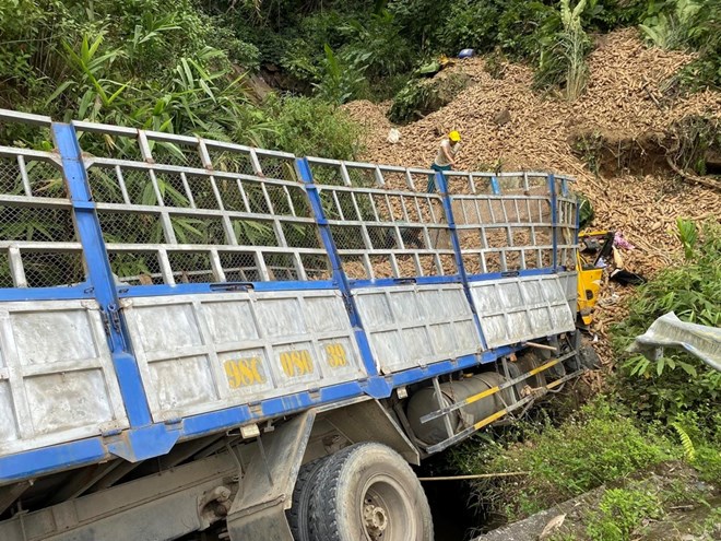 Xe tải mất lái lao vào vách núi khiến 1 người tử vong, 2 người nhập viện cấp cứu - Ảnh 1