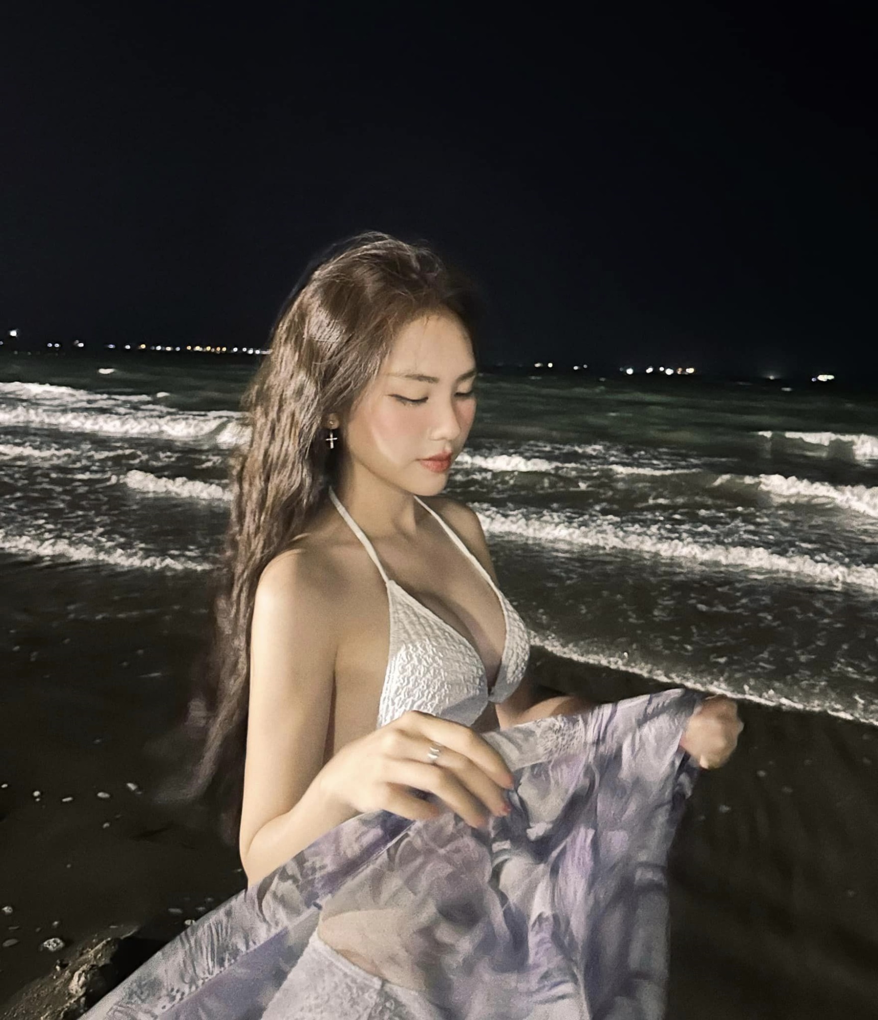 Hoa hậu Mai Phương 'thiêu đốt' biển đêm bằng màn thả dáng nóng bỏng, CĐM hối thúc nhanh chóng 'xuất ngoại' - Ảnh 3