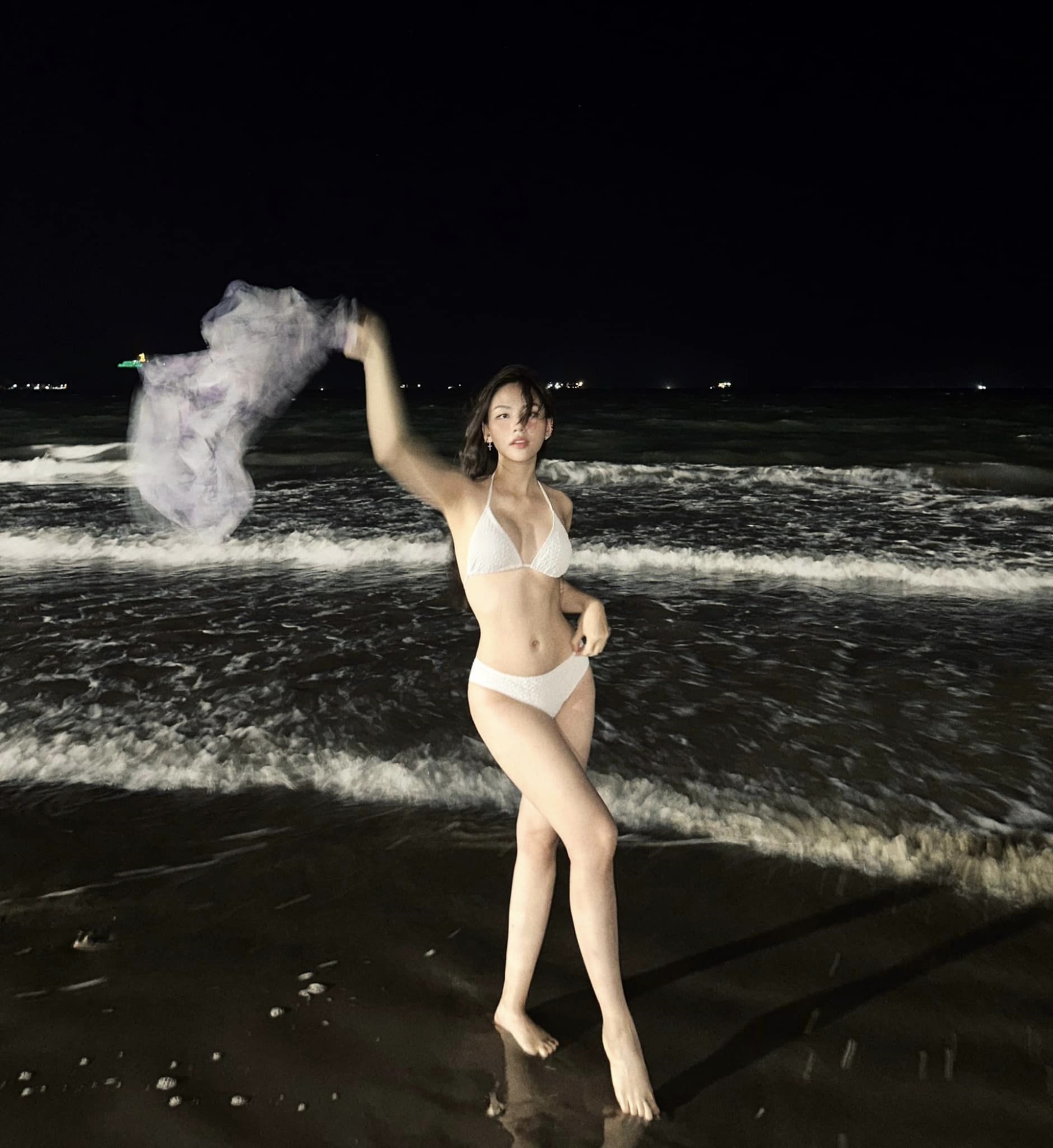 Hoa hậu Mai Phương 'thiêu đốt' biển đêm bằng màn thả dáng nóng bỏng, CĐM hối thúc nhanh chóng 'xuất ngoại' - Ảnh 4