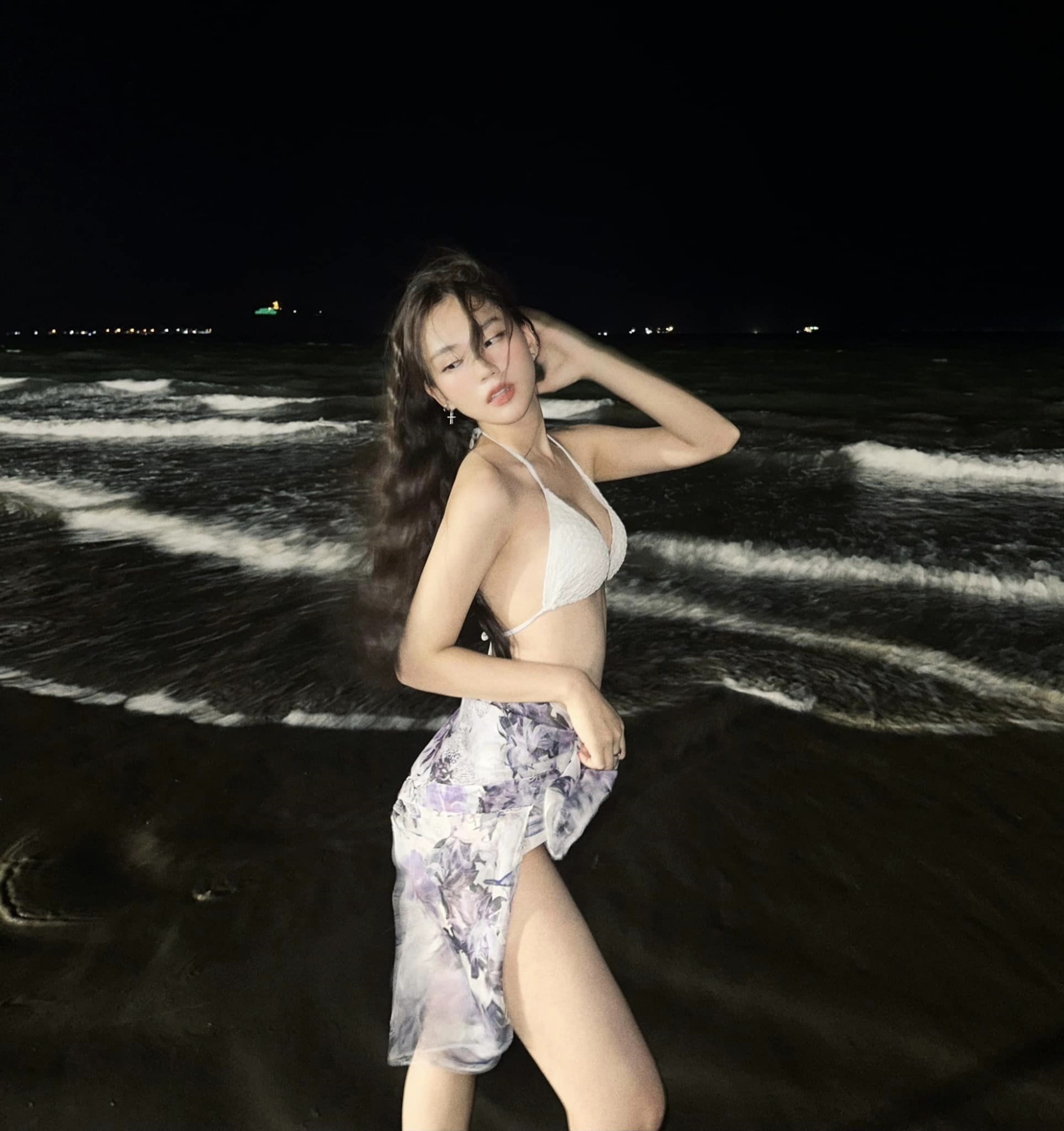 Hoa hậu Mai Phương 'thiêu đốt' biển đêm bằng màn thả dáng nóng bỏng, CĐM hối thúc nhanh chóng 'xuất ngoại' - Ảnh 5