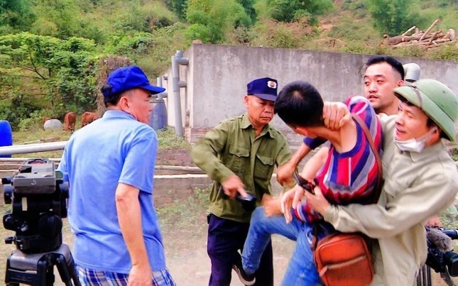 Phóng viên báo Dân Việt bị hành hung khi tác nghiệp: Cục Báo chí đề nghị Công an tỉnh Hòa Bình làm rõ sự việc - Ảnh 1