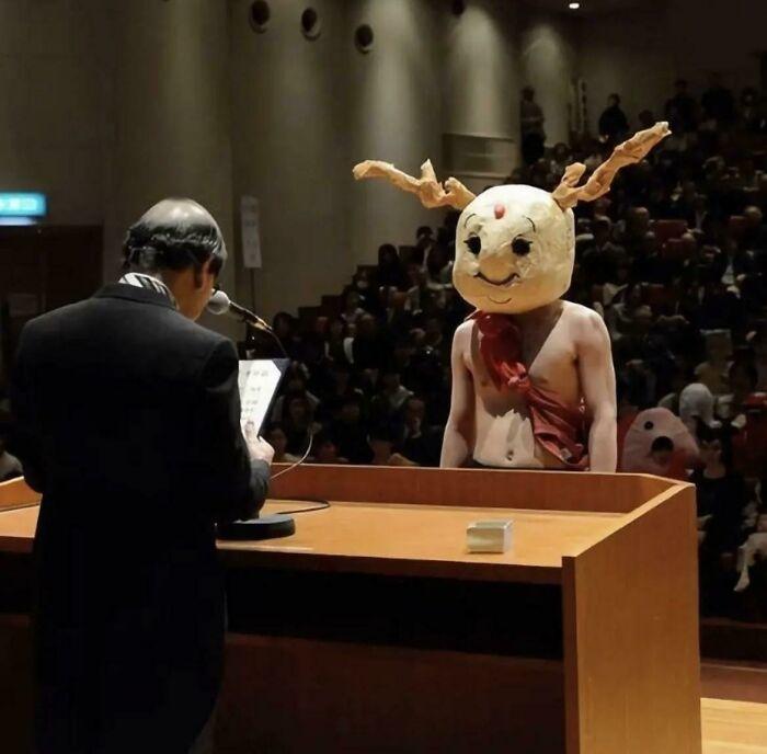 Lễ tốt nghiệp độc lạ nhất nhì Nhật Bản: Sinh viên diện trang phục đậm chất cosplay  - Ảnh 3