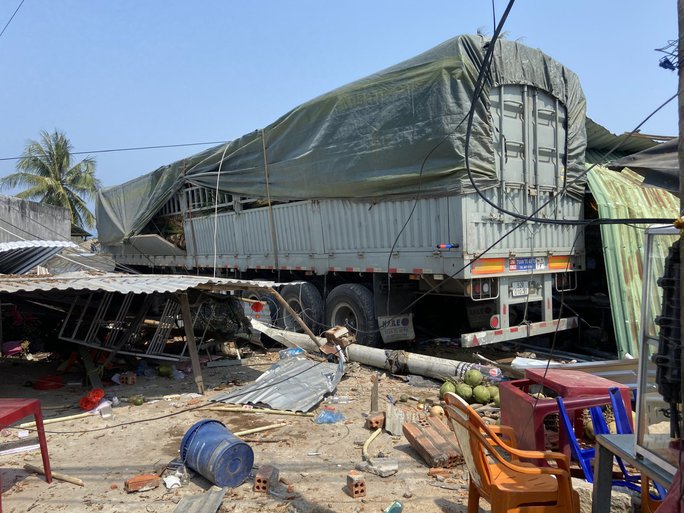 Khánh Hòa: Né ống thép rơi xuống đường, xe tải lao vào quán cà phê làm ít nhất 5 người đi cấp cứu - Ảnh 4