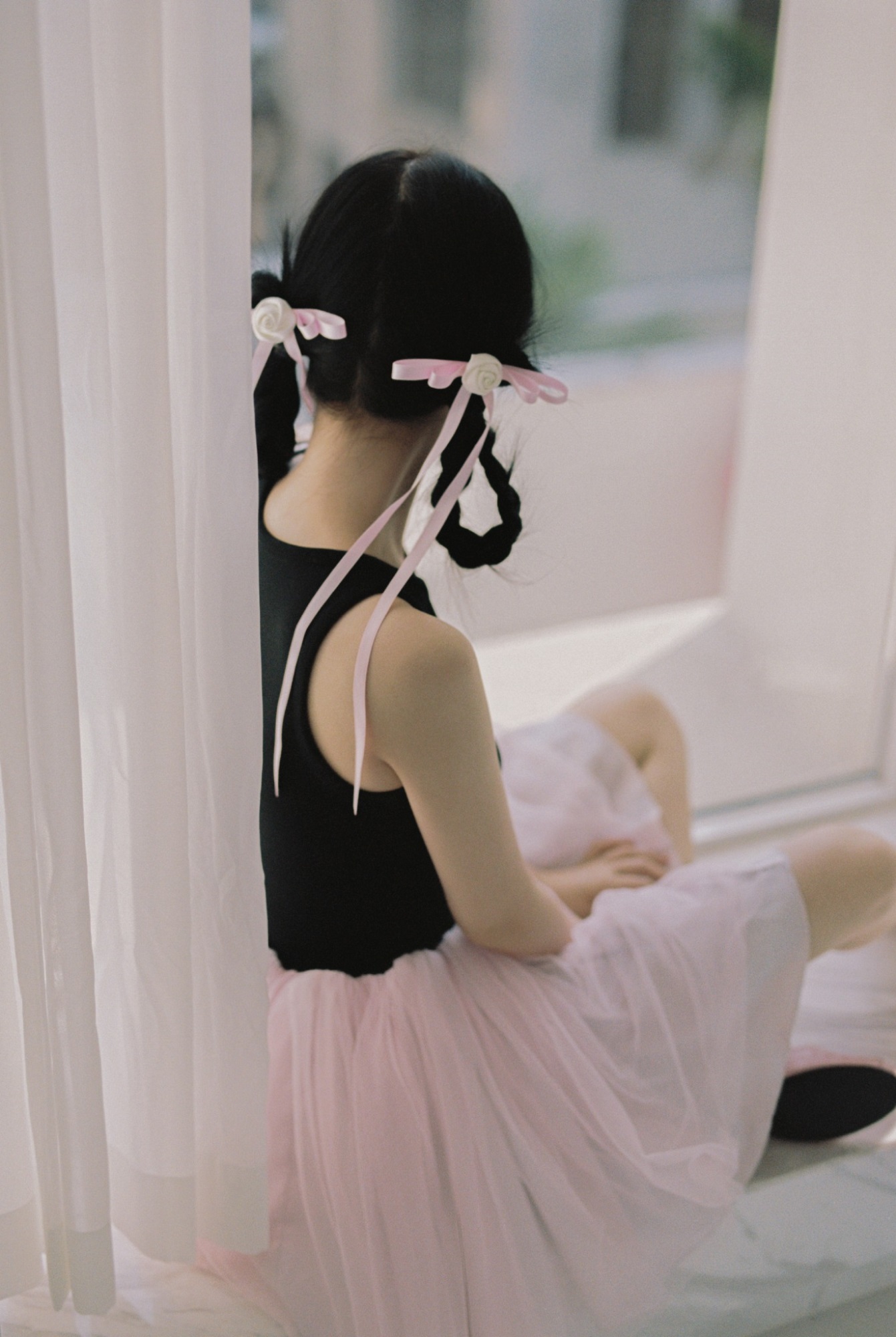 Ngu Thư Hân gây sốt khi bắt trend phong cách 'balletcore' trong bộ ảnh mới - Ảnh 9