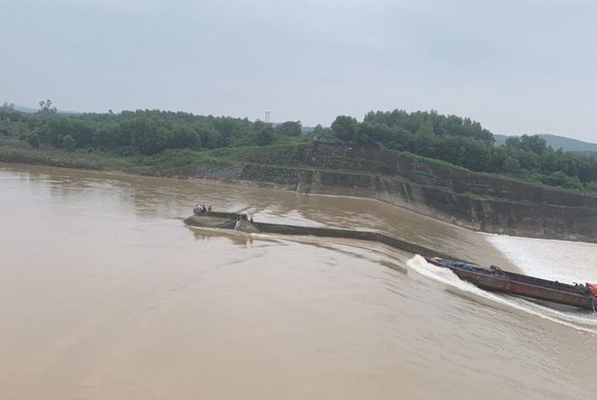 NÓNG: Đoàn cán bộ Sở Giao thông vận tải Quảng Trị gặp nạn trên sông Thạch Hãn - Ảnh 1