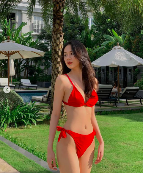 'Hot girl đi hát' Phí Phương Anh diện bikini đỏ rực, khoe thân hình nóng bỏng ở tuổi 24 - Ảnh 1