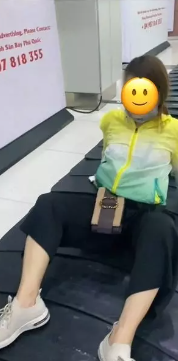 Nữ hành khách ngồi tạo dáng 'khó đỡ' trên băng chuyền hành lý: 'Bản thân nghịch nên mới ngồi trên băng chuyền và không làm gì sai' - Ảnh 1