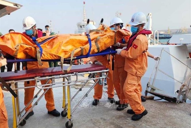 Vụ chìm sà lan ở vùng biển Quảng Ngãi: Dừng tìm kiếm thuyền viên mất tích  - Ảnh 2