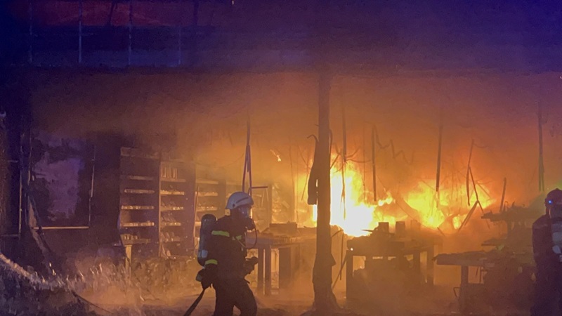 Cháy lớn cửa hàng FPT Shop trên đường Lê Văn Thọ, Gò Vấp, nhân viên ôm đồ tháo chạy - Ảnh 1