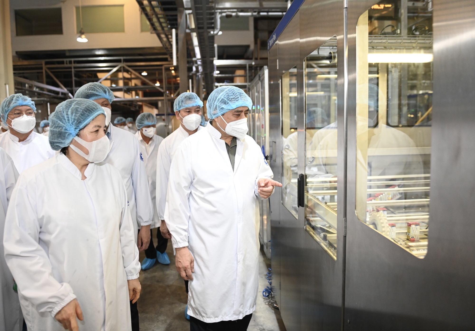 Thủ tướng Chính phủ đánh giá cao mô hình “vừa sản xuất, vừa chiến đấu” khi thăm siêu nhà máy sữa của Vinamilk - Ảnh 3