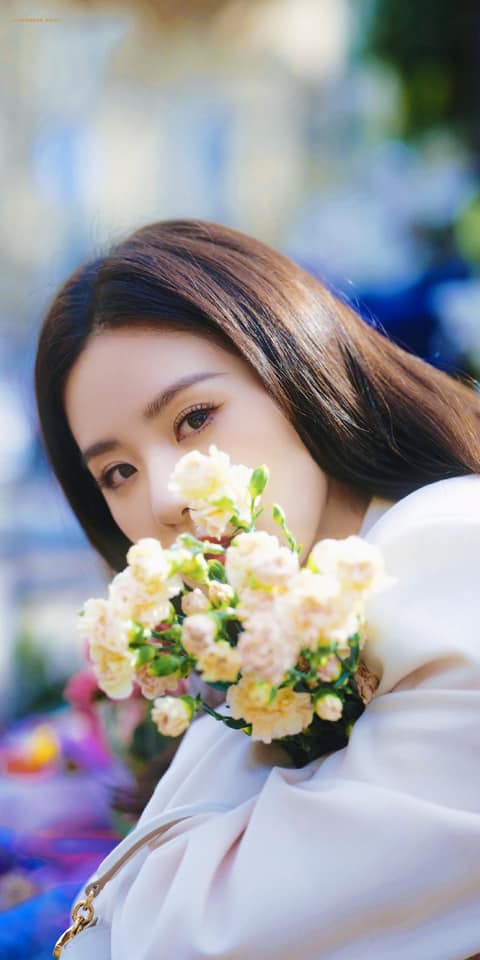 Lưu Thi Thi khiến netizen ngây ngất với loạt ảnh dịu dàng khoe sắc bên hoa - Ảnh 2