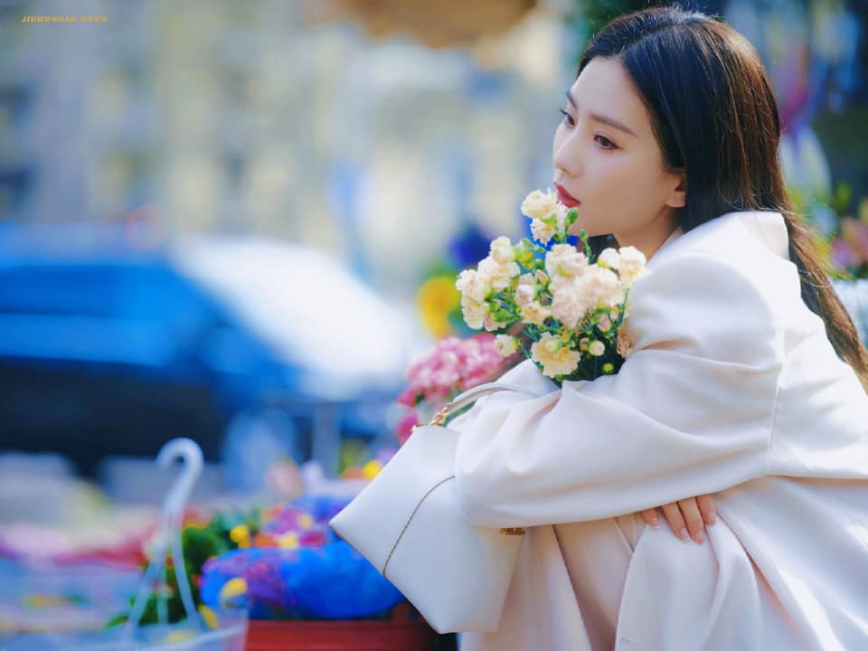 Lưu Thi Thi khiến netizen ngây ngất với loạt ảnh dịu dàng khoe sắc bên hoa - Ảnh 4