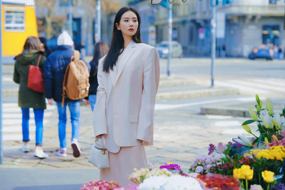 Lưu Thi Thi khiến netizen ngây ngất với loạt ảnh dịu dàng khoe sắc bên hoa - Ảnh 6