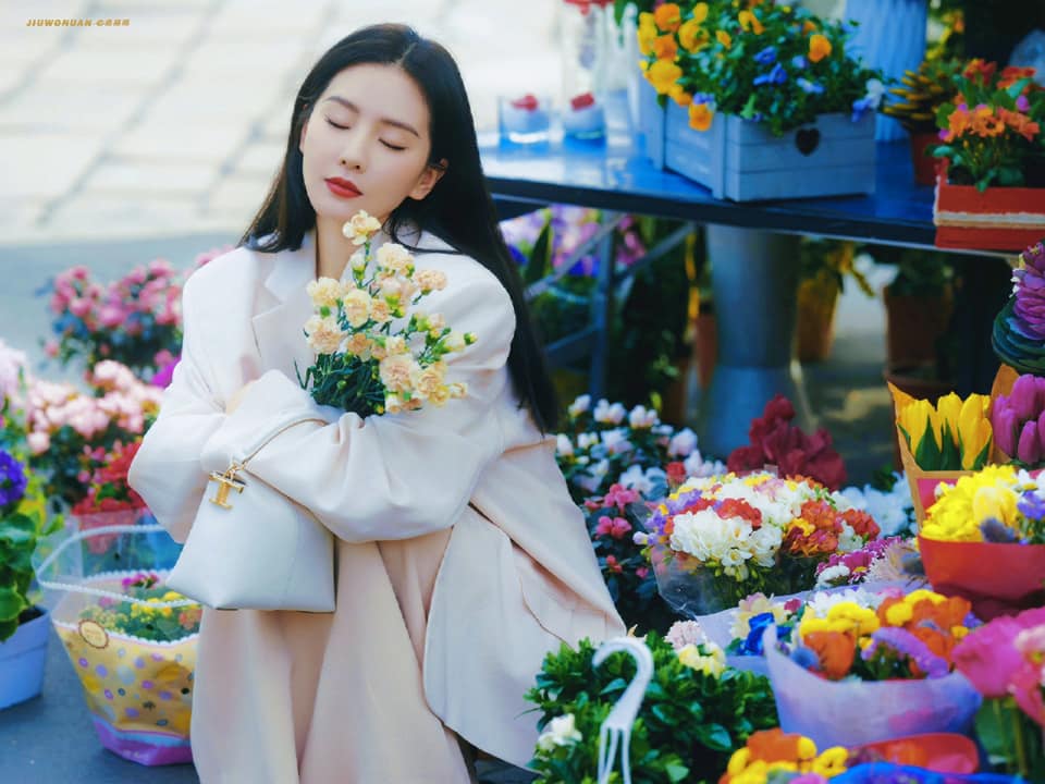 Lưu Thi Thi khiến netizen ngây ngất với loạt ảnh dịu dàng khoe sắc bên hoa - Ảnh 5