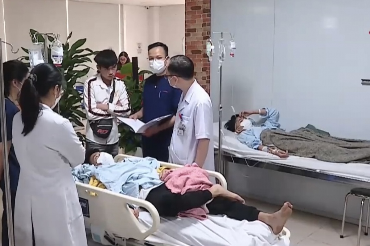 Vụ nhiều công nhân nghi ngộ độc khí tại Bắc Ninh: 1 người có dấu hiệu mất não dẫn đến tử vong - Ảnh 1
