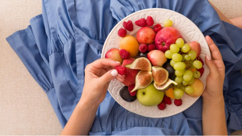Bác sĩ cảnh báo nên tránh xa 6 loại trái cây này khi bụng đói nếu không muốn làm tổn thương dạ dày - Ảnh 1