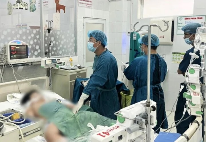 Vụ nghi ngộ độc 359 người nhập viện ở Đồng Nai: 2 bệnh nhi nguy kịch, 1 bé ngưng tim, đình chỉ cơ sở bán bánh mì - Ảnh 1