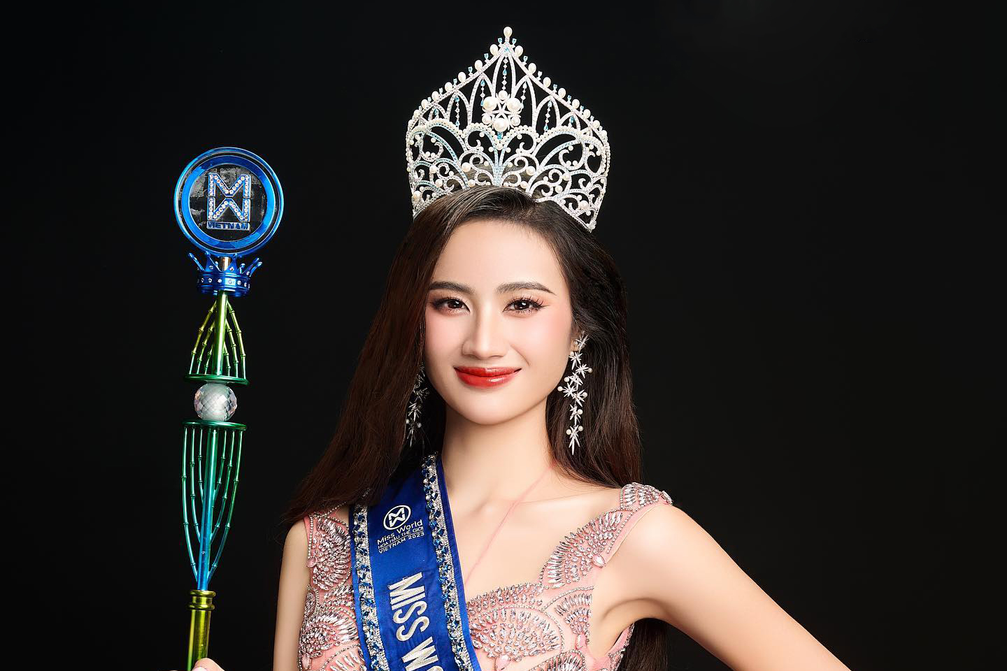 Dàn sao Việt tranh luận về phát ngôn của Hoa hậu Ý Nhi: Người đề nghị tước vương miện, người thương cảm vì tuổi trẻ bồng bột - Ảnh 1