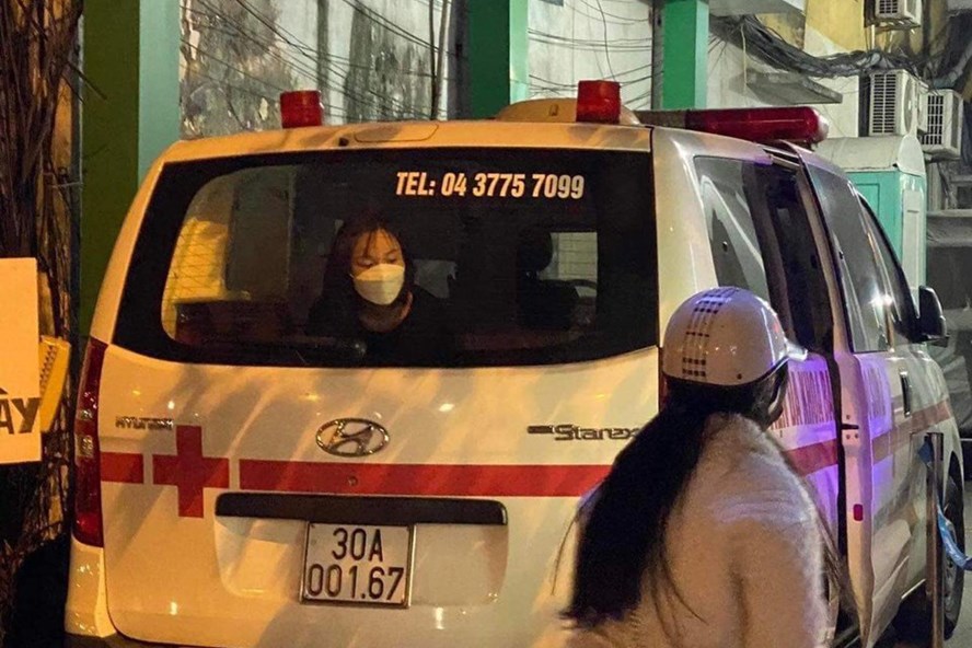Vụ cô gái test nhanh dương tính phải cách ly 16 tiếng trên xe cấp cứu: Bệnh viện lên tiếng - Ảnh 1