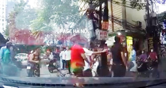 Thông tin MỚI vụ nữ tài xế bị đánh hội đồng sau va chạm giao thông tại Hà Nội: Công an tiến hành xác minh vụ việc - Ảnh 1